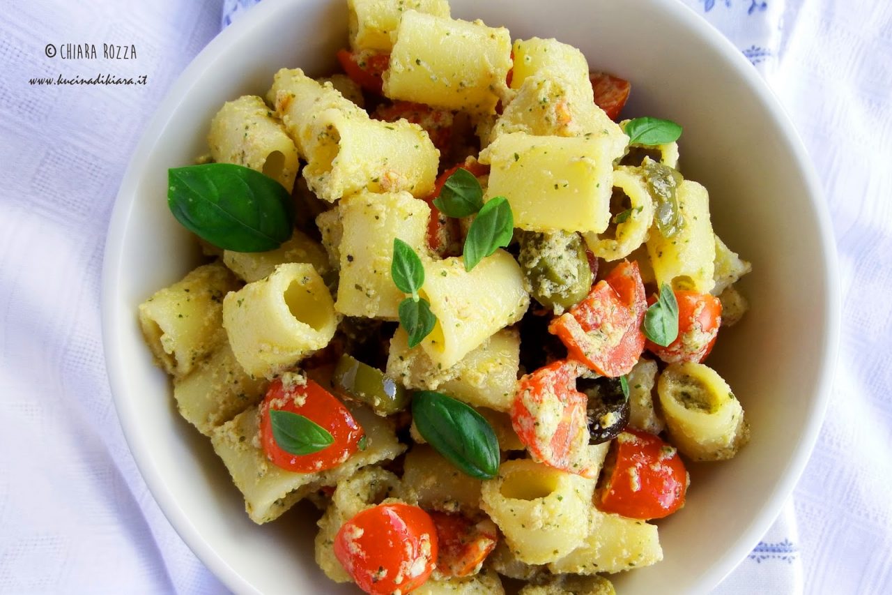 Pasta integrale con sugo di pomodoro e olive nere