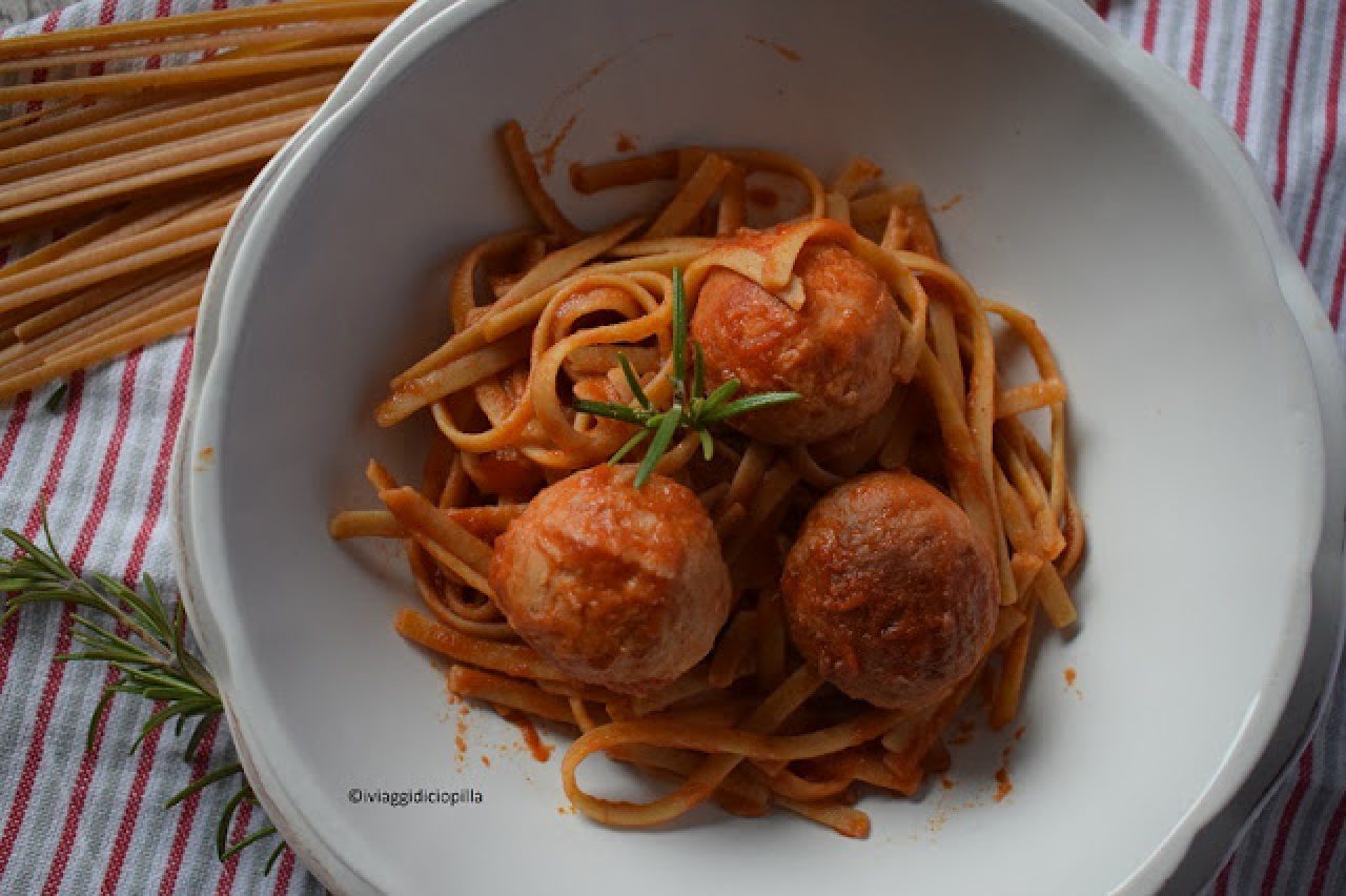 Linguine mit Hülsenfrüchten mit Thunfischfleischbällchen in Sauce