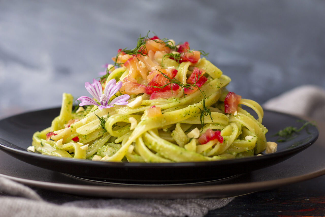 Linguine mit Pak-Choi-Pesto mit Graved Lachs und Rote Bete