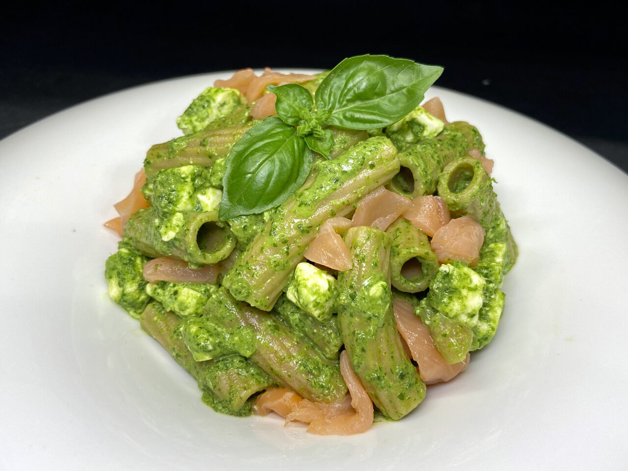 Bio-Vollkorn-Tortiglione mit Rucola-Basilikum-Pesto, Räucherlachs und Feta-Käse