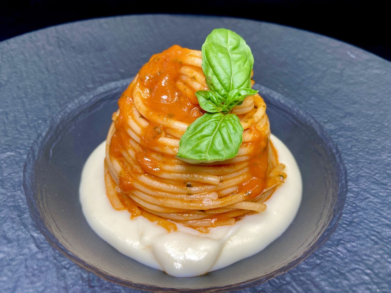 Spaghetti con Datterini Armando, basilico e fonduta di Parmigiano