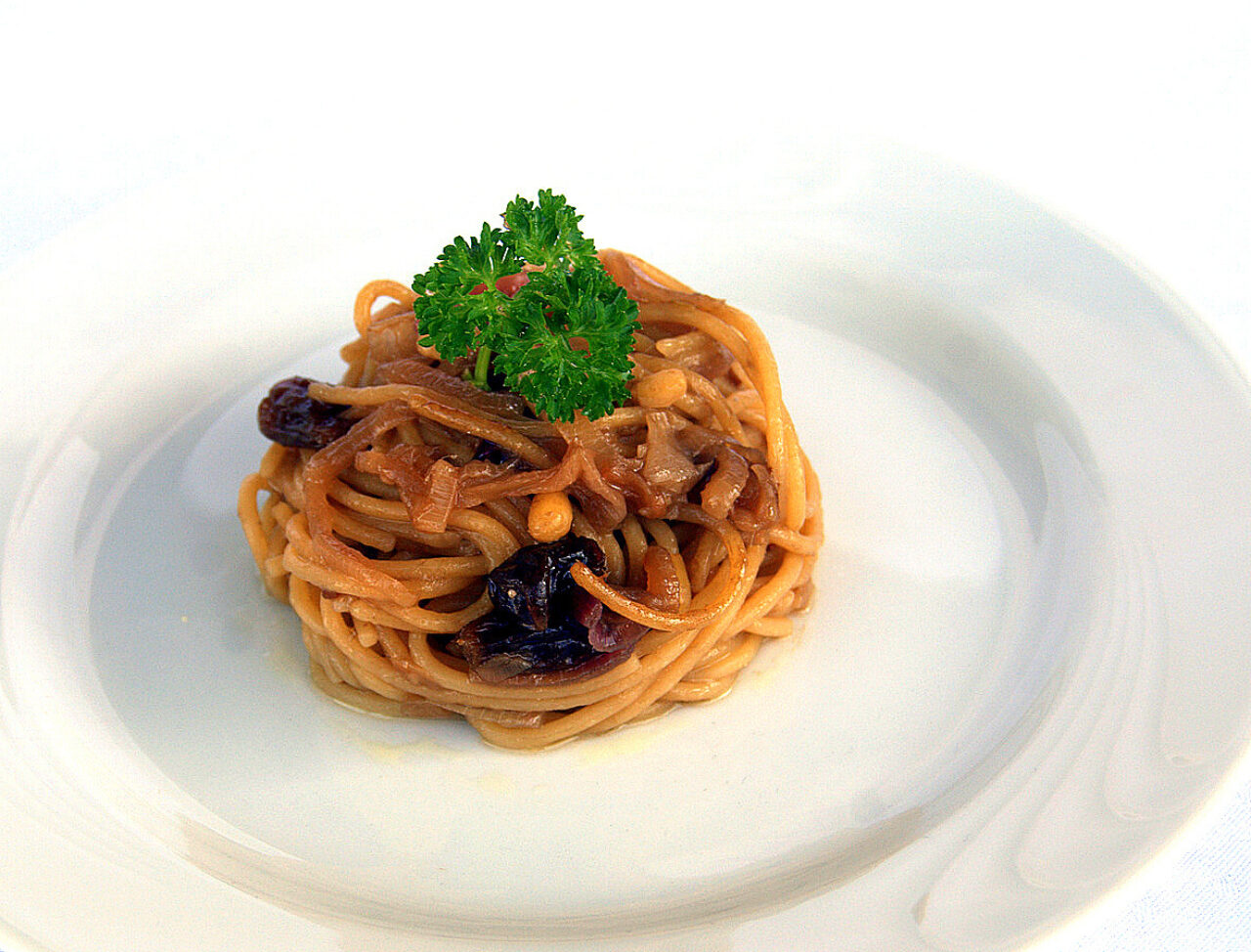 Spaghetti mit Sauce mit roten Zwiebeln aus Tropea