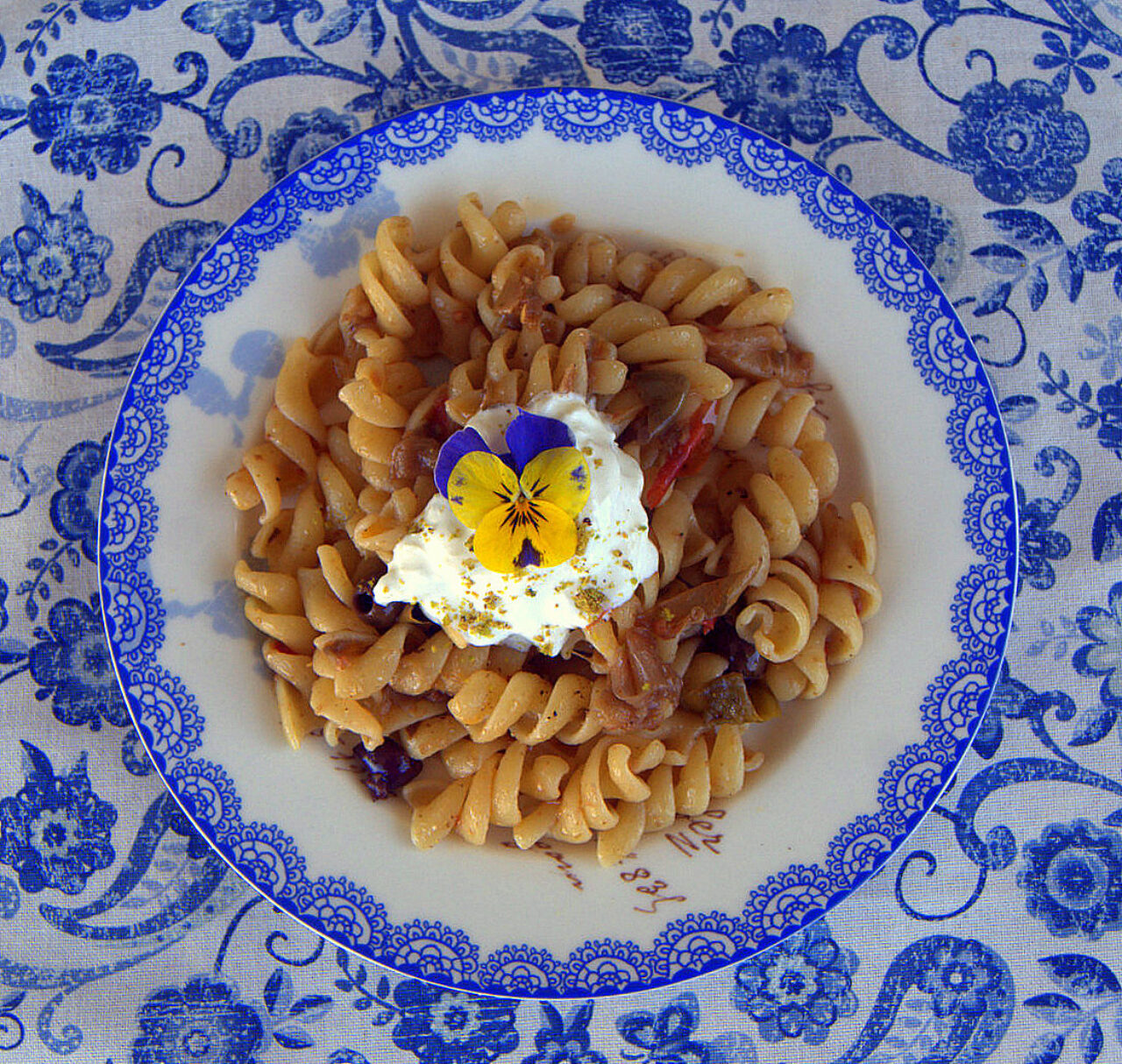 Fusilli con caponata tropeana, stracciatella pugliese e polvere di pistacchio