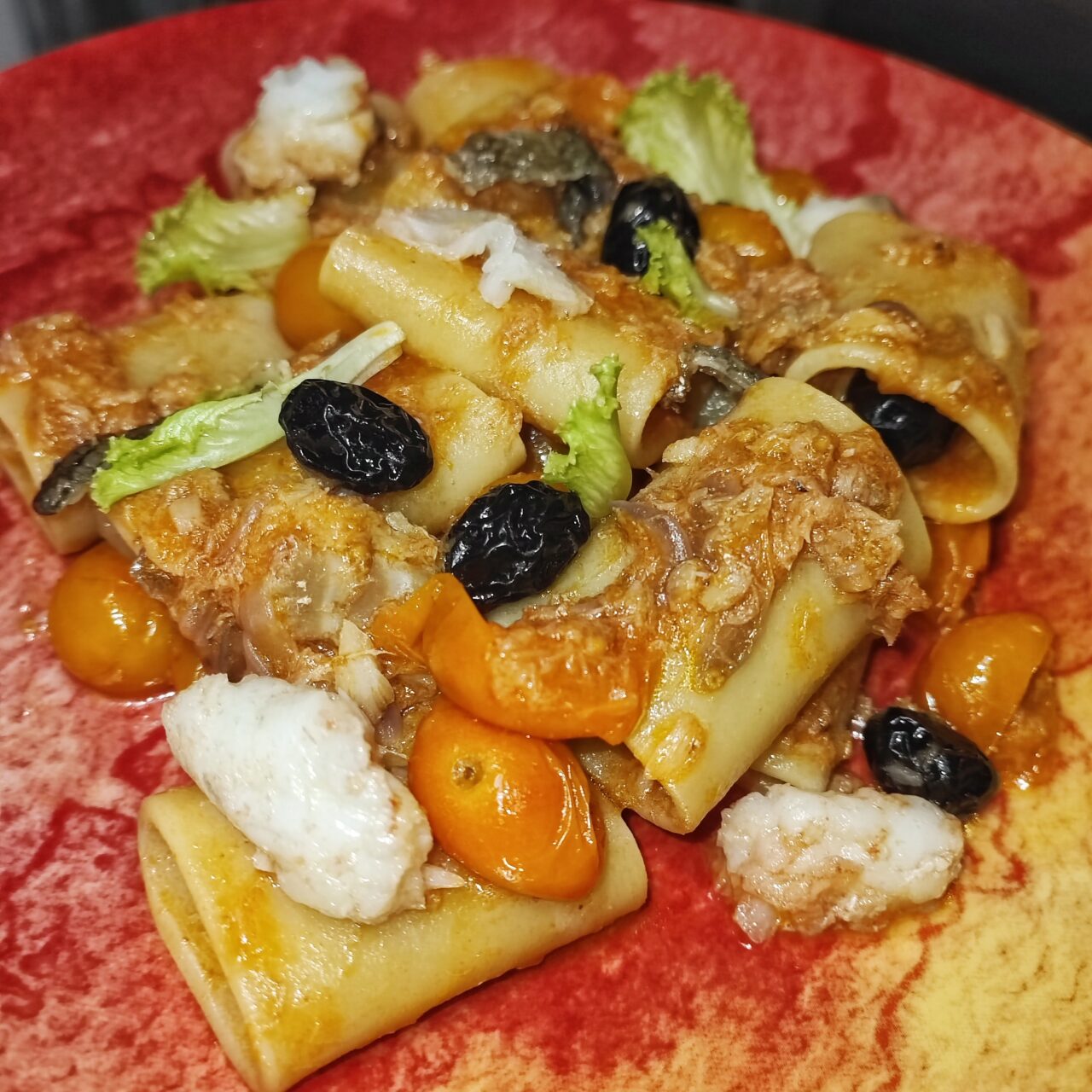 WEIHNACHTEN IM HAUSE ARMANDO | Paccheri mit Kabeljau, Kirschtomaten, schwarzen Oliven und Endiviensalat Typische Gerichte