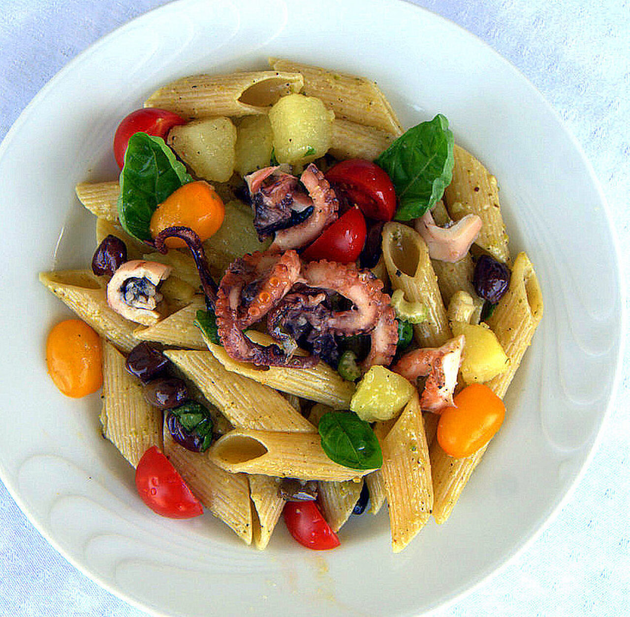 Insalata tiepida di pasta con moscardini, patate e pomodorini