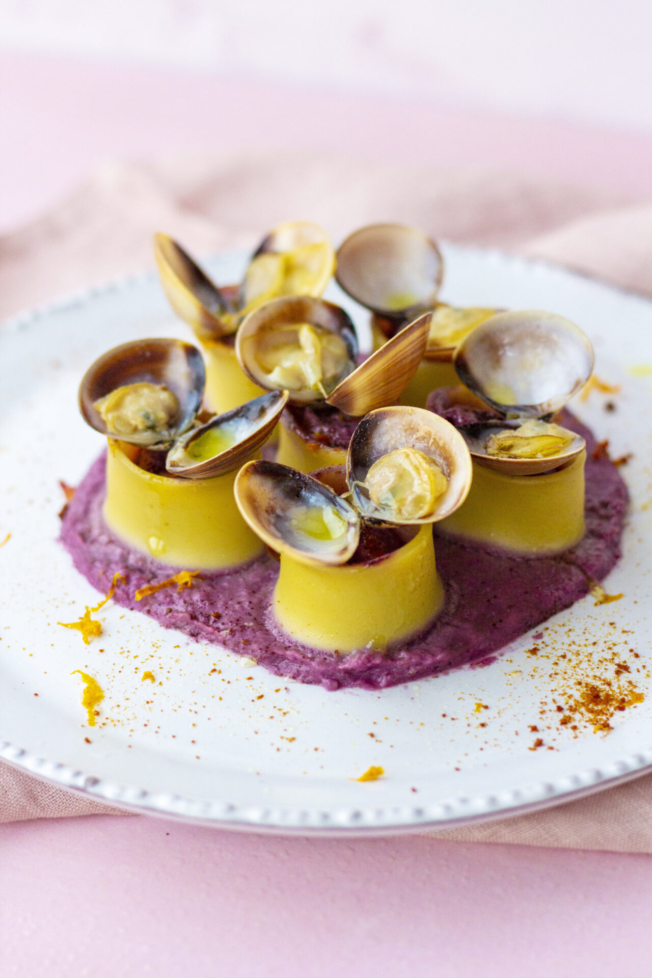 Calamarata su crema di cavolo viola, arancia e vongole