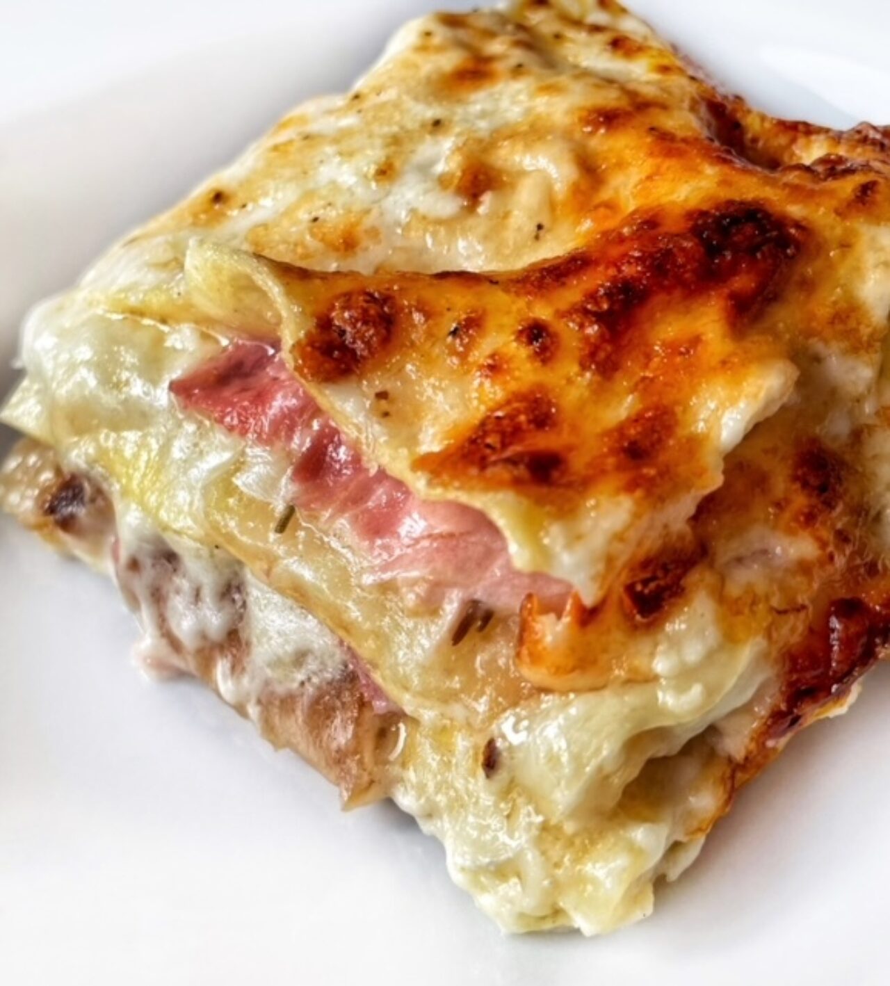 Lasagne mit Kartoffeln, geräuchertem Provola-Käse und gekochtem Schinken