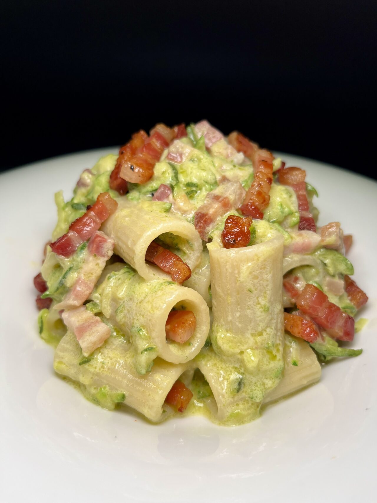 Mezze maniche con zucchine, robiola e pancetta