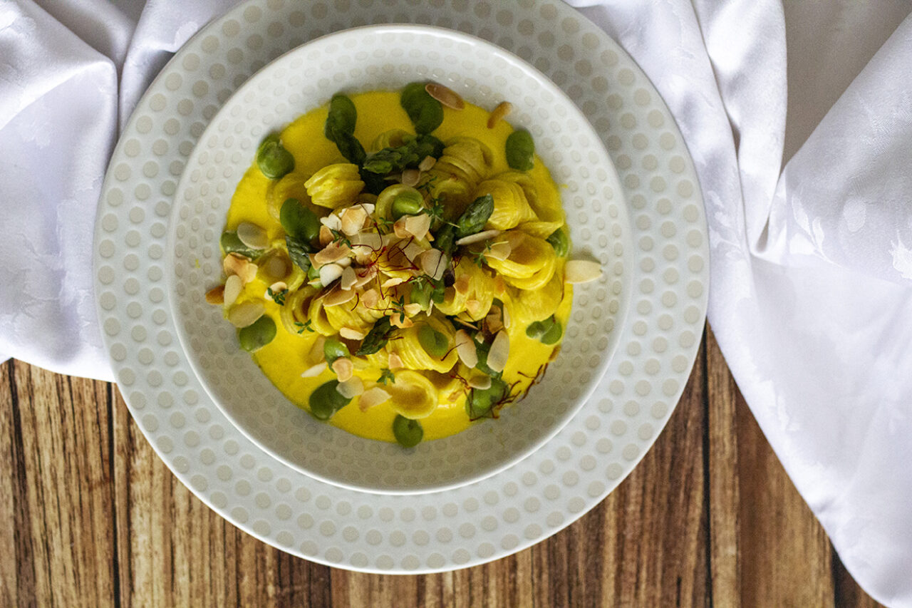 Rezept für Orecchiette Pasta Armando mit Saubohnen und Spargel auf Pecorino-Creme mit Safran Kucina di Kiara1