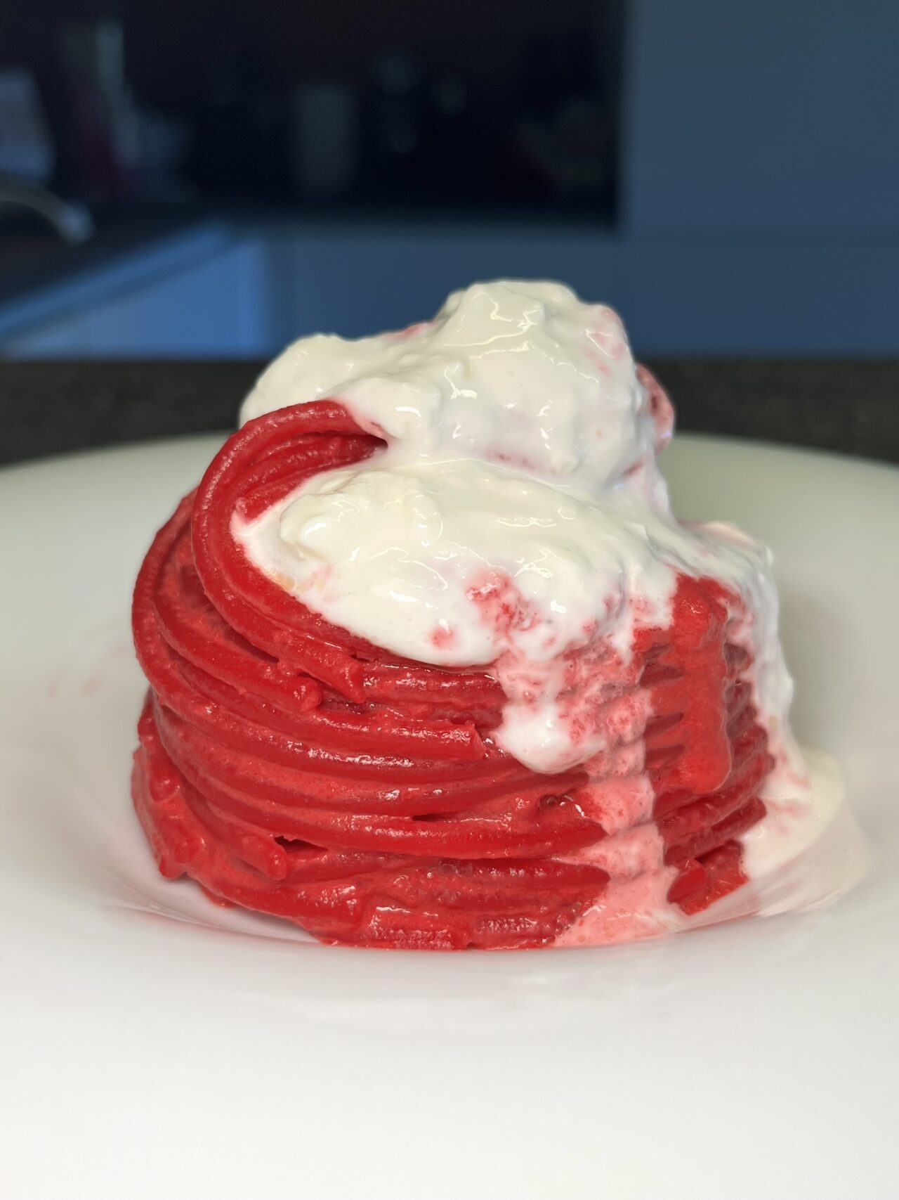 Spaghettone mit Creme aus Roter Bete, Robiola und Burrata-Käse