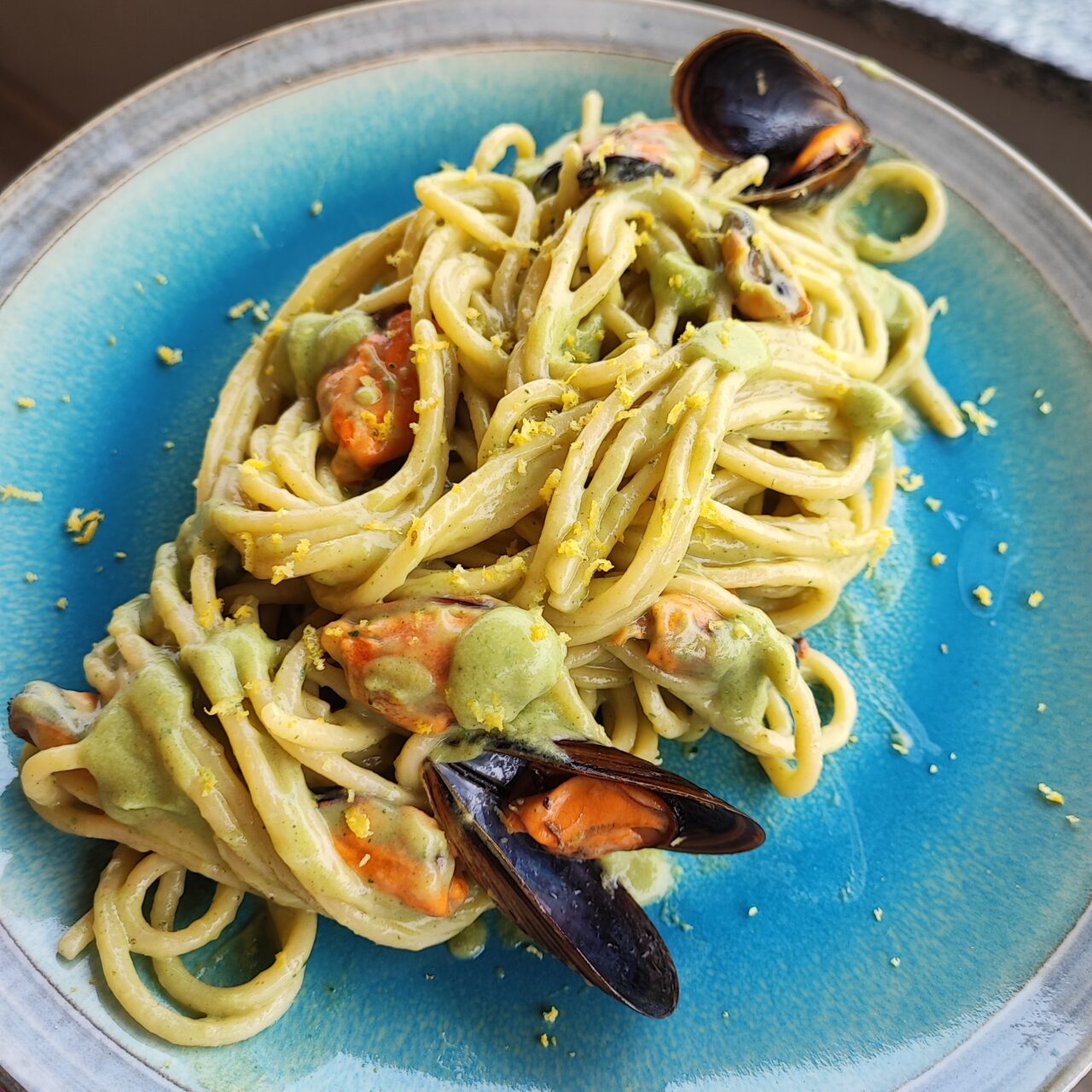 NATALE IN CASA ARMANDO | Spaghettone con pesto di broccoli, cozze e grattugiata di limone di Piatti Tipici