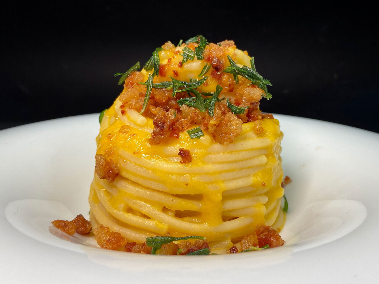 Spaghettone mit Kürbiscreme, Speckpulver und knackigem Rosmarin