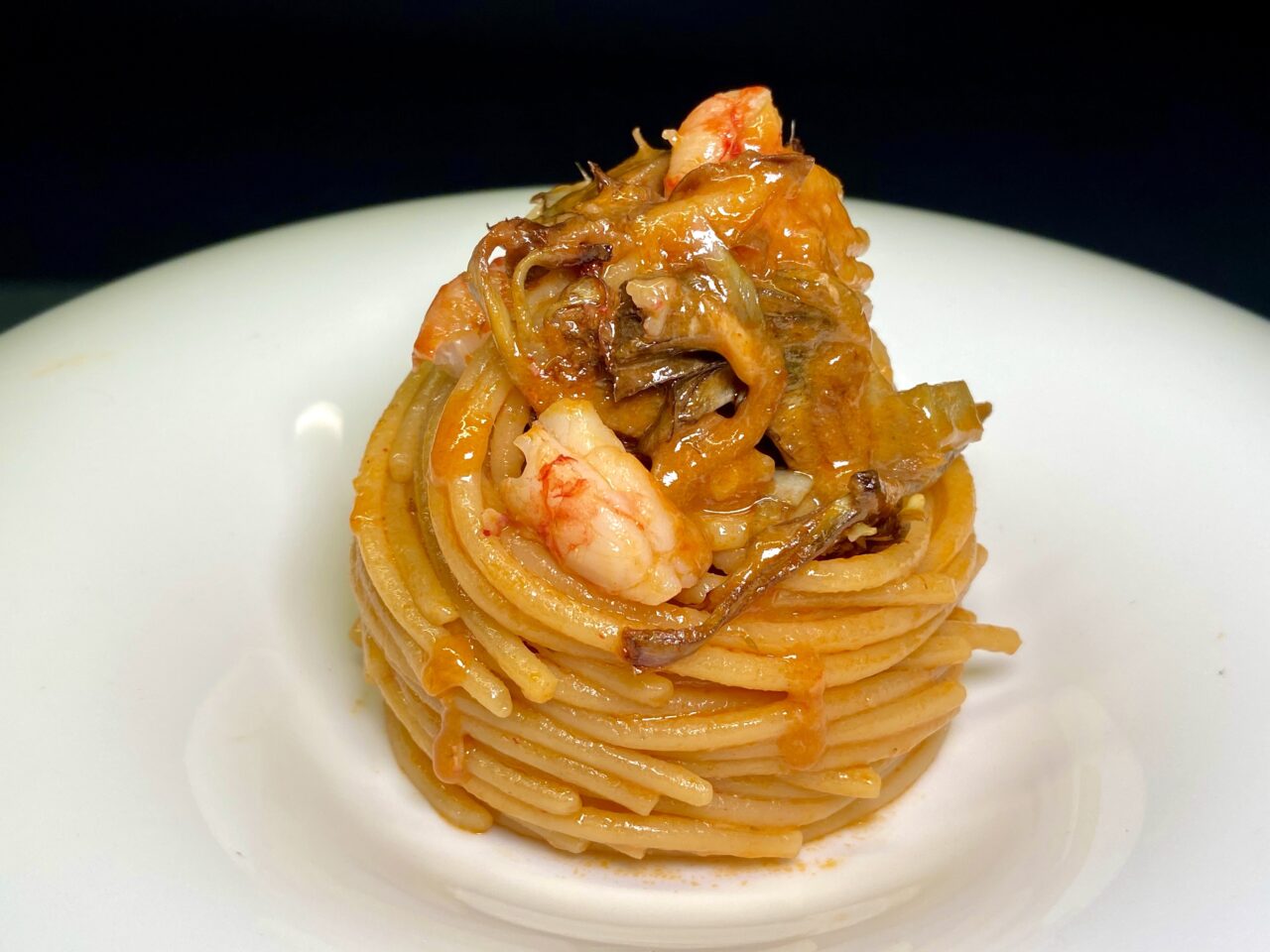 Spaghettone con bisque, gamberi e carciofi