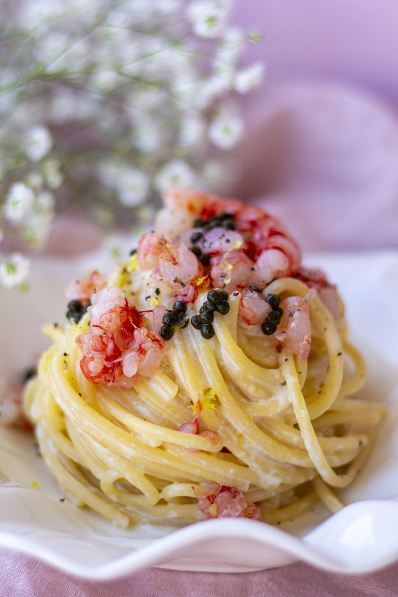 Spaghettone con burrata, gambero rosso di Mazara e sfere di plancton marino
