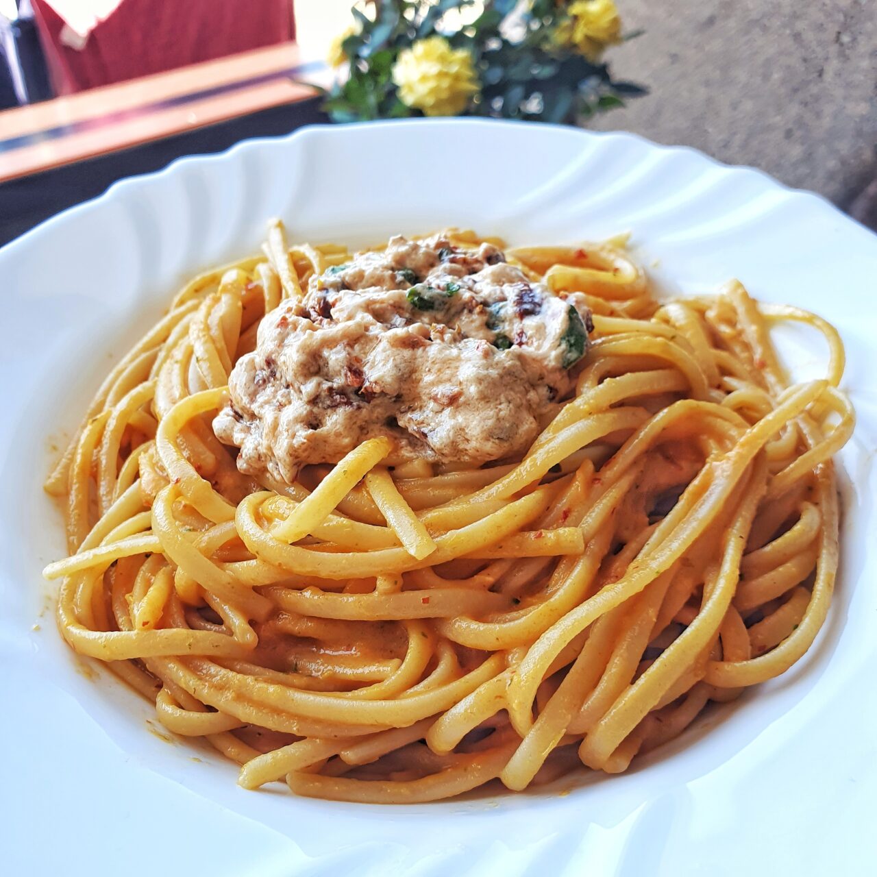 Linguine con crema di peperoni, 'nduja, burrata  e pomodoro secco