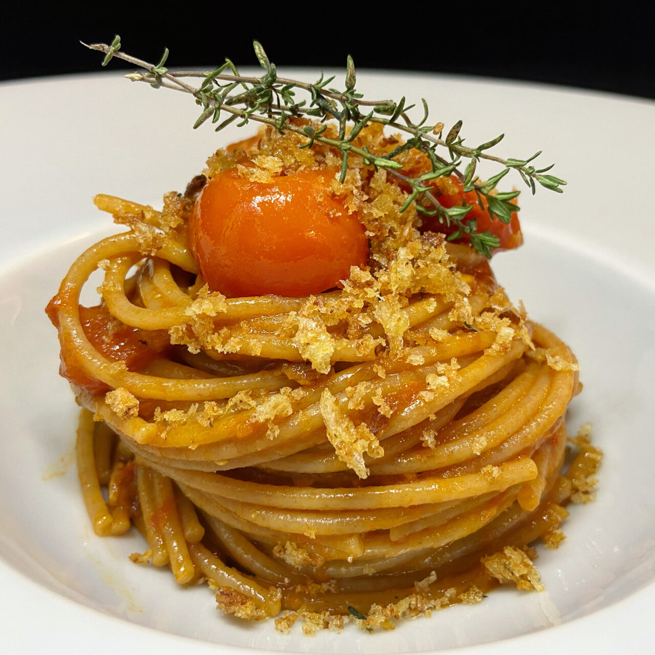 Spaghetto Integrale Bio Pasta Armando con alici, pomodorini e pane profumato al timo