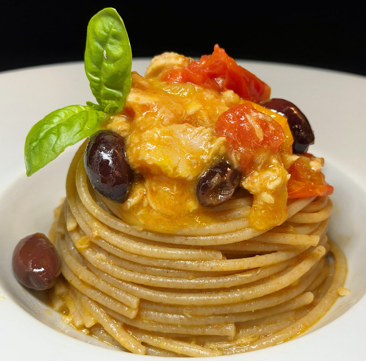 Bio-Vollkorn-Spaghetti von Armando mit Thunfisch, gelben und roten Datterini-Tomaten und Oliven