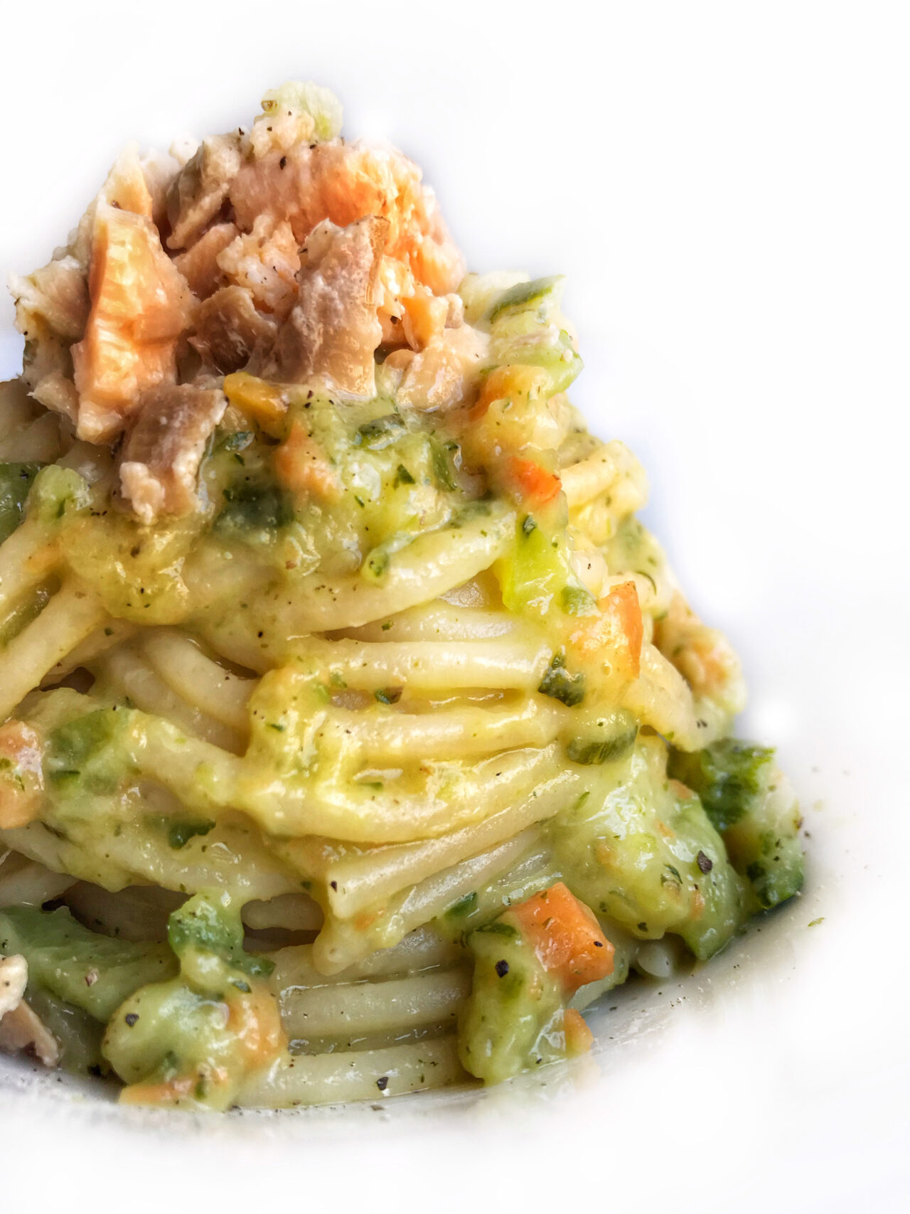 Spaghetti mit Zucchinicreme und Räucherlachs mit schwarzem Pfeffer