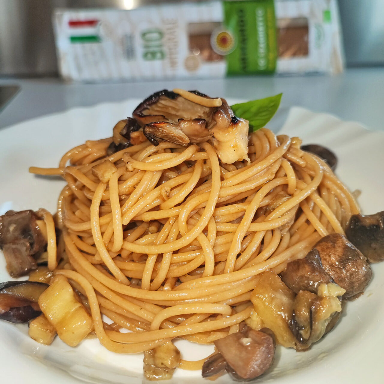 Spaghetti integrali con funghi e melanzane