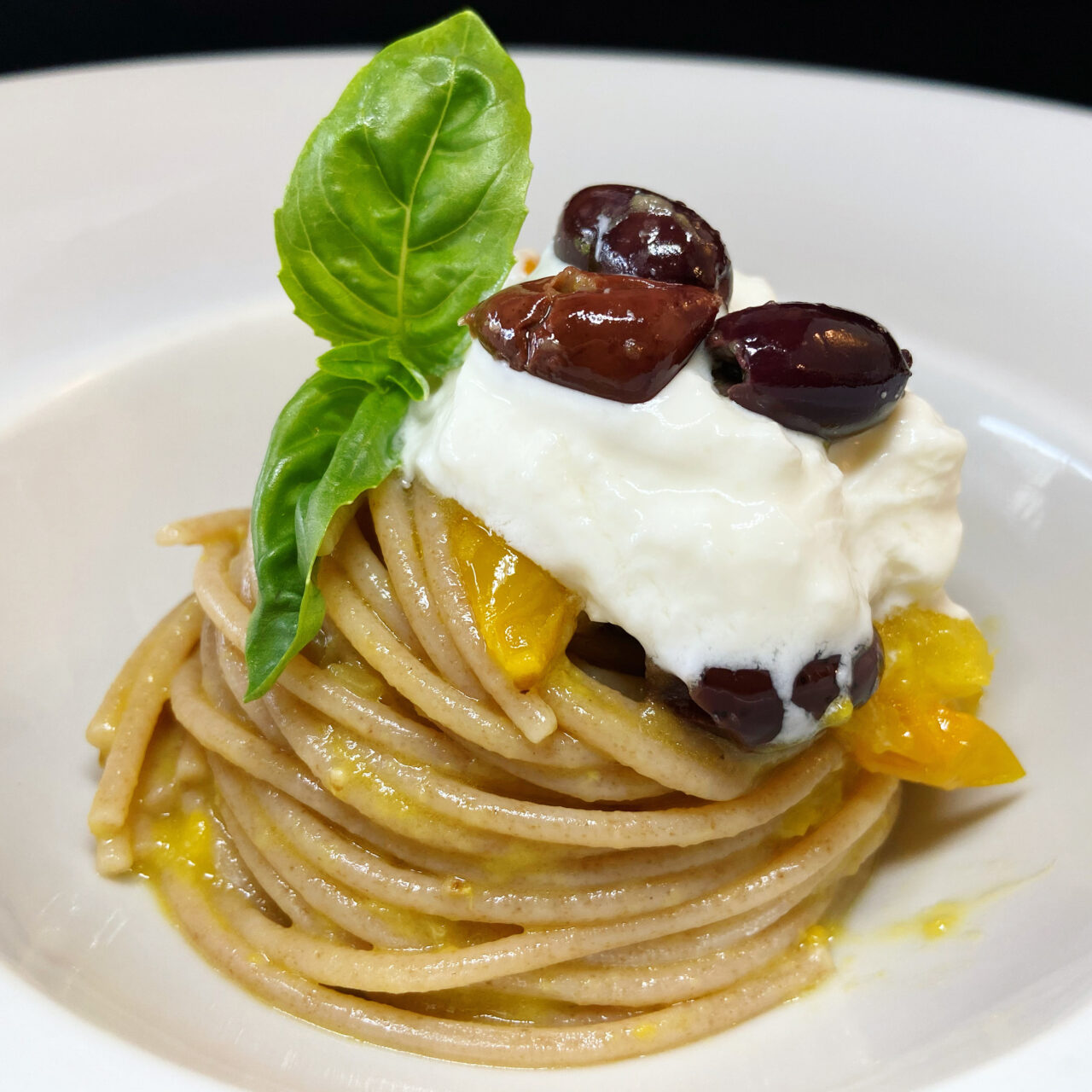 Armando Vollkorn-Spaghetti mit gelben Datterini-Tomaten, Oliven und Stracciatella