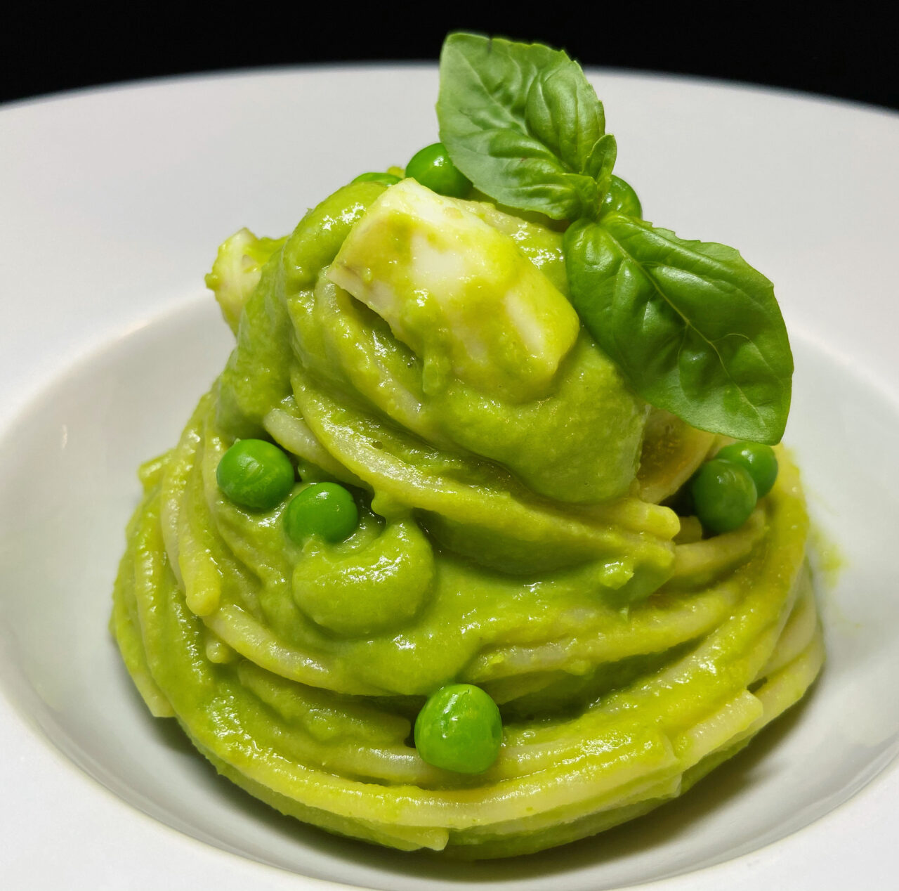 Spaghetti Armando con seppie e crema di piselli