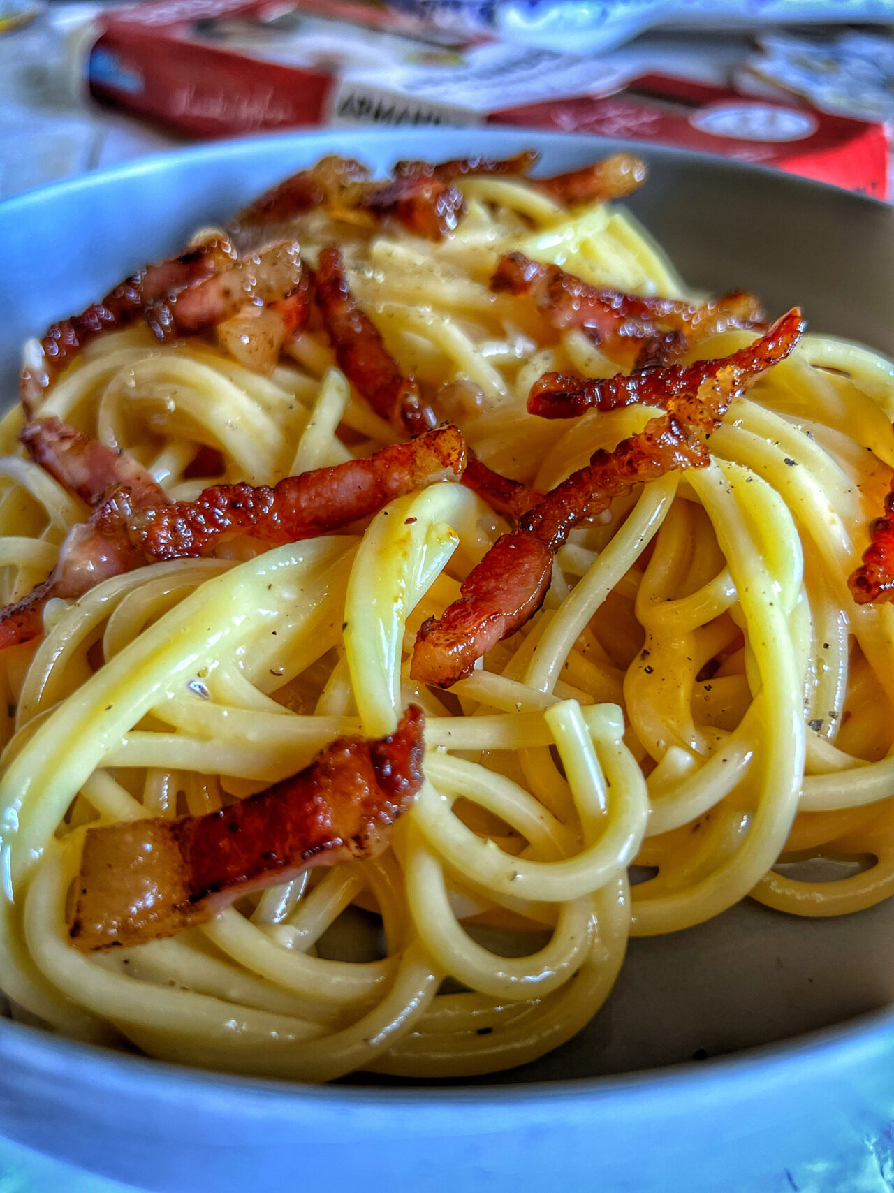 Piatto di spaghettoni alla carbonara