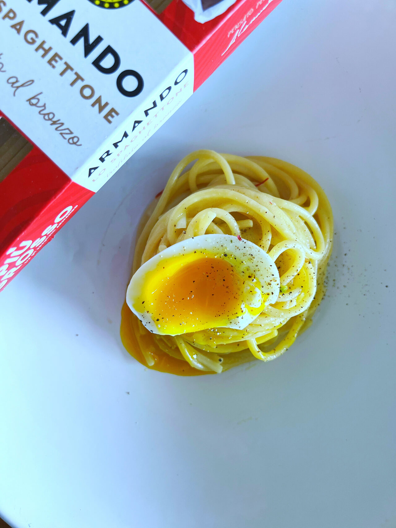 Spaghettone con uovo fondente e scalogno