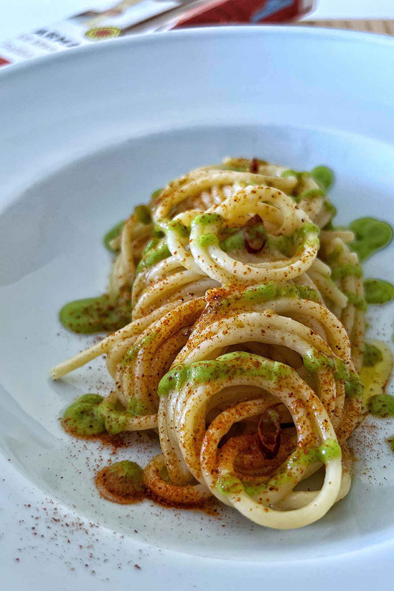 Spaghettone aglio, olio e peperoncino, zucchine e polvere di pomodoro affumicata