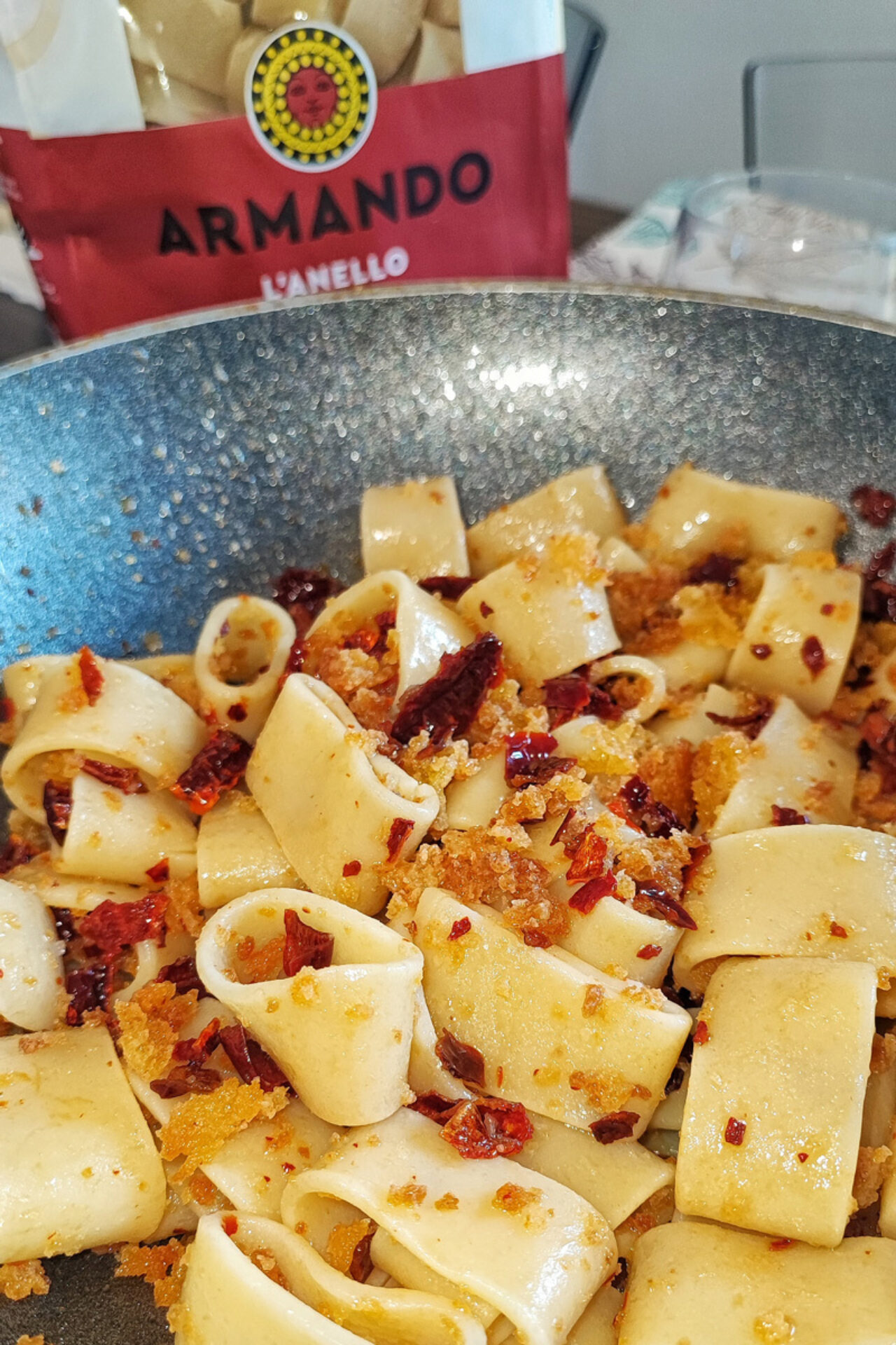 Anelli con peperone crusco e mollica di pane