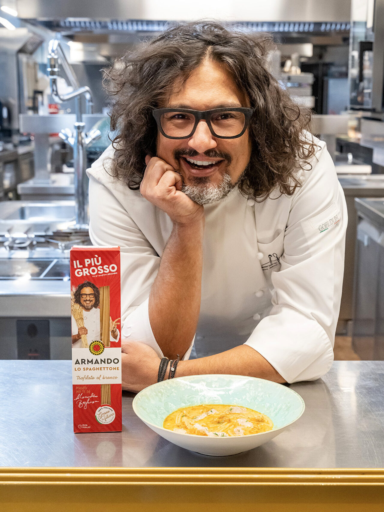 Spaghettone con crema di ceci al rosmarino e scampi