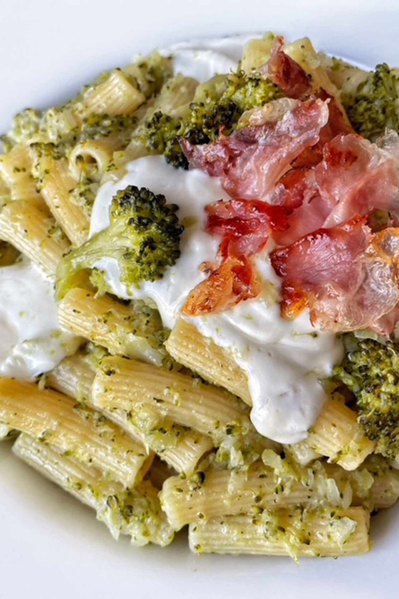 Pasta con crema di broccoli, stracchino e speck croccante