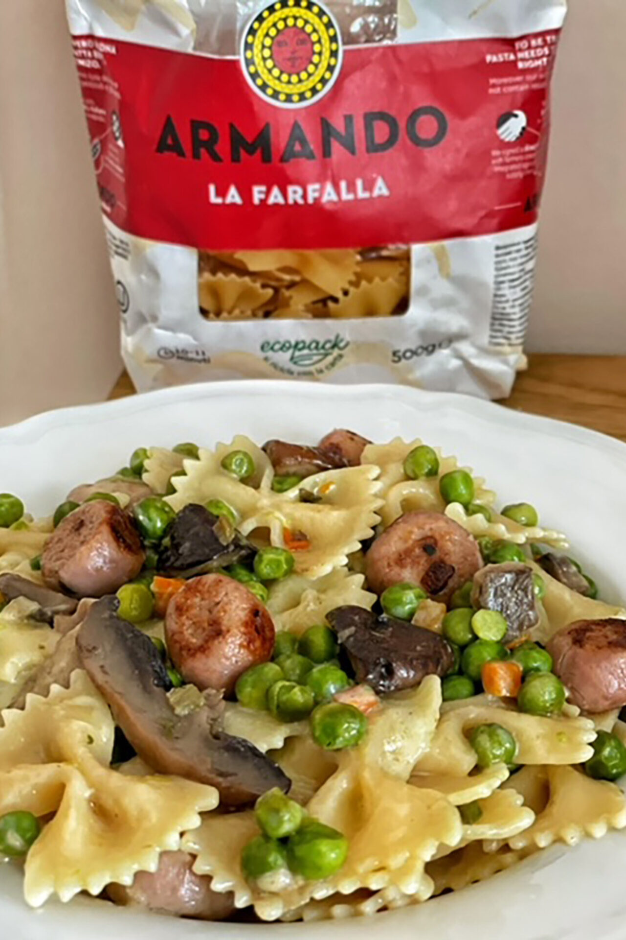 Farfalle con piselli, funghi e salsiccia