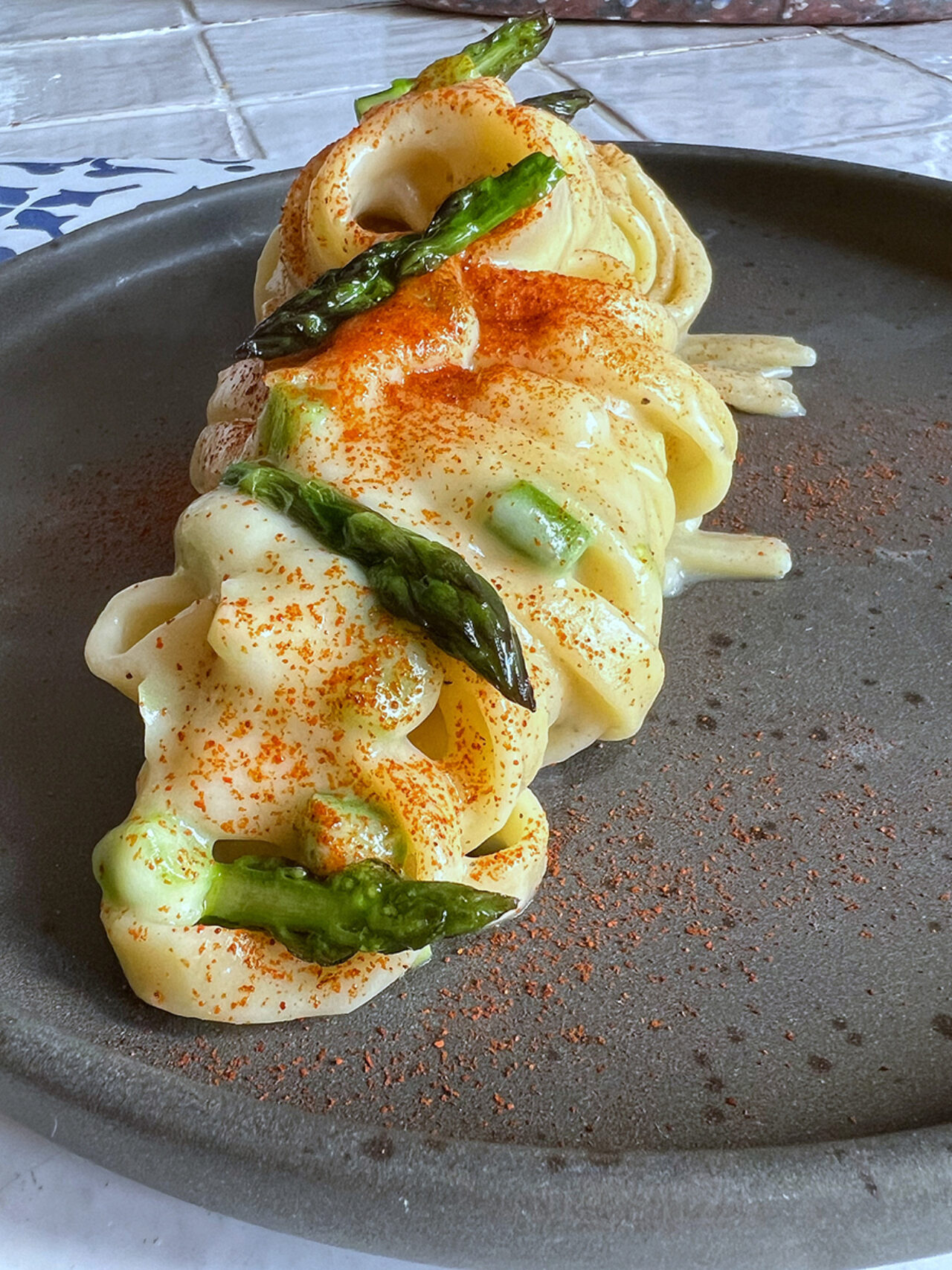 Fettucce con crema di cavolfiore, asparagi e paprika affumicata