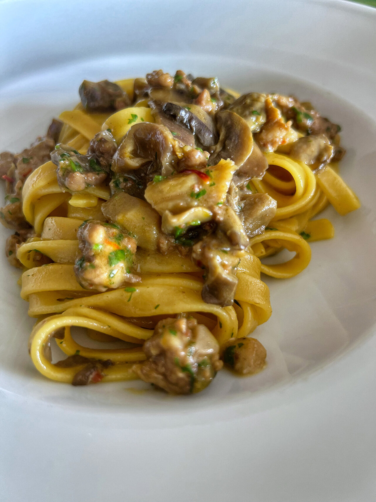 Fettucce con salsiccia, funghi misti e zafferano