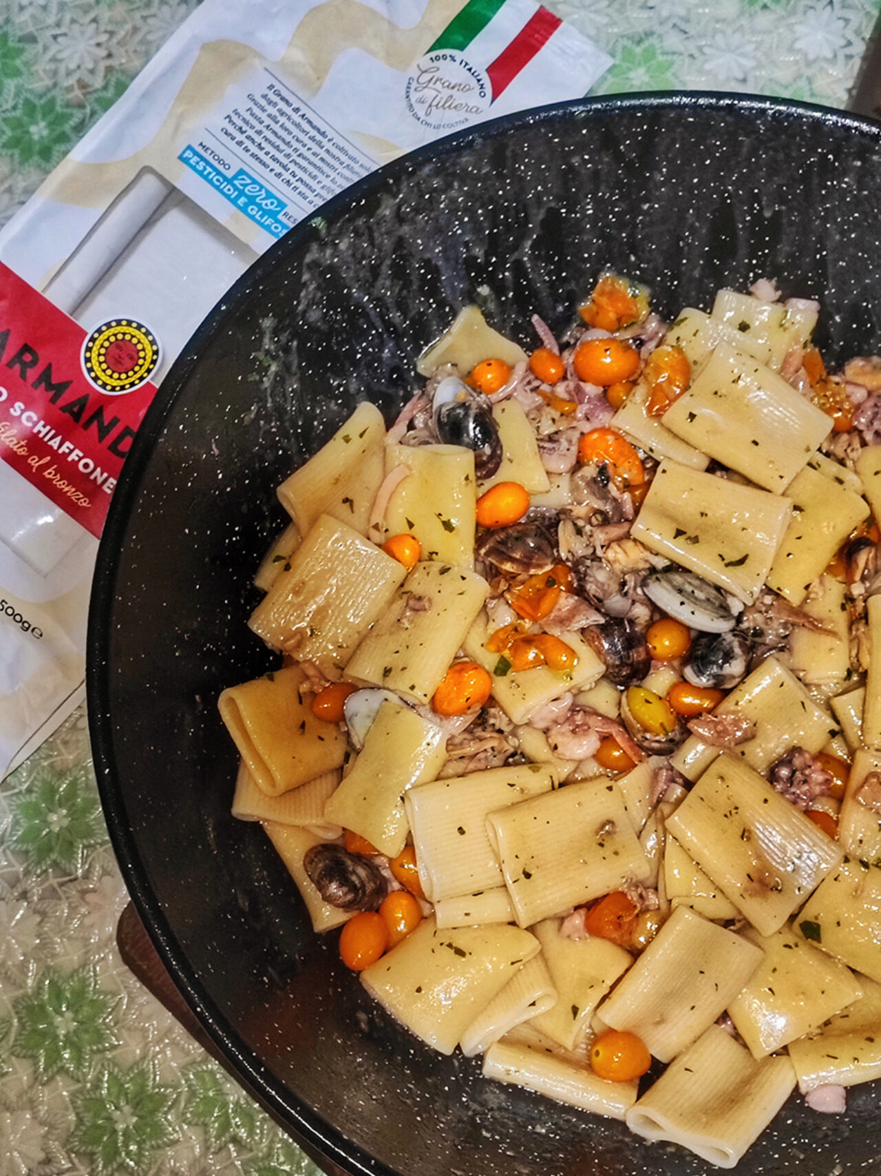 Paccheri ai frutti di mare macchiati al pomodorino giallo