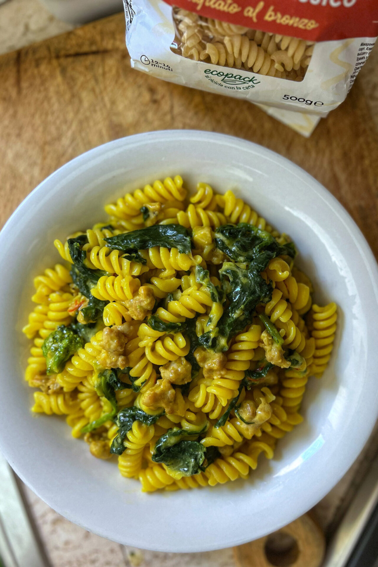 Fusilli con salsiccia, zafferano e cime di rapa