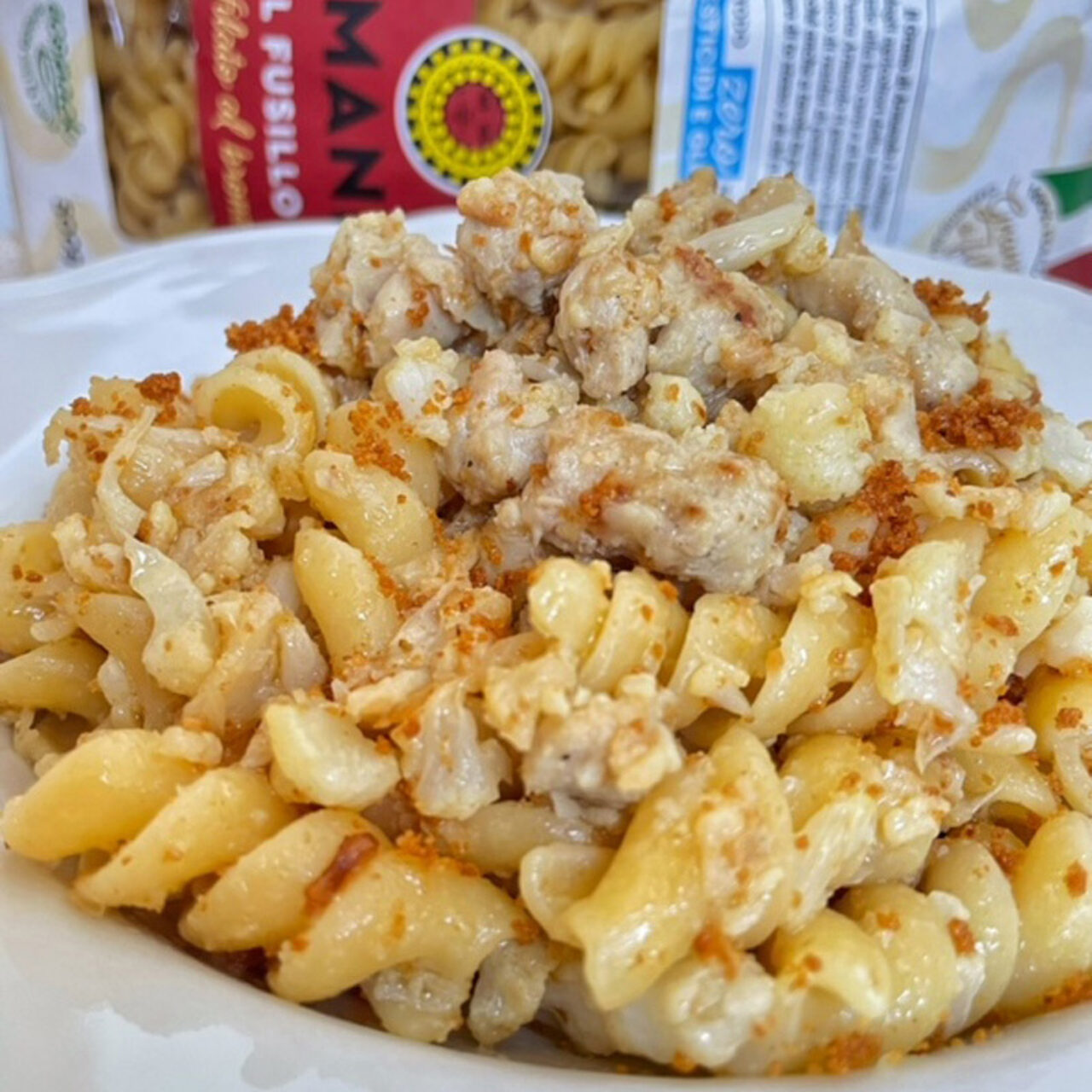 Fusilli con salsiccia, cavolfiore e muddica atturrata