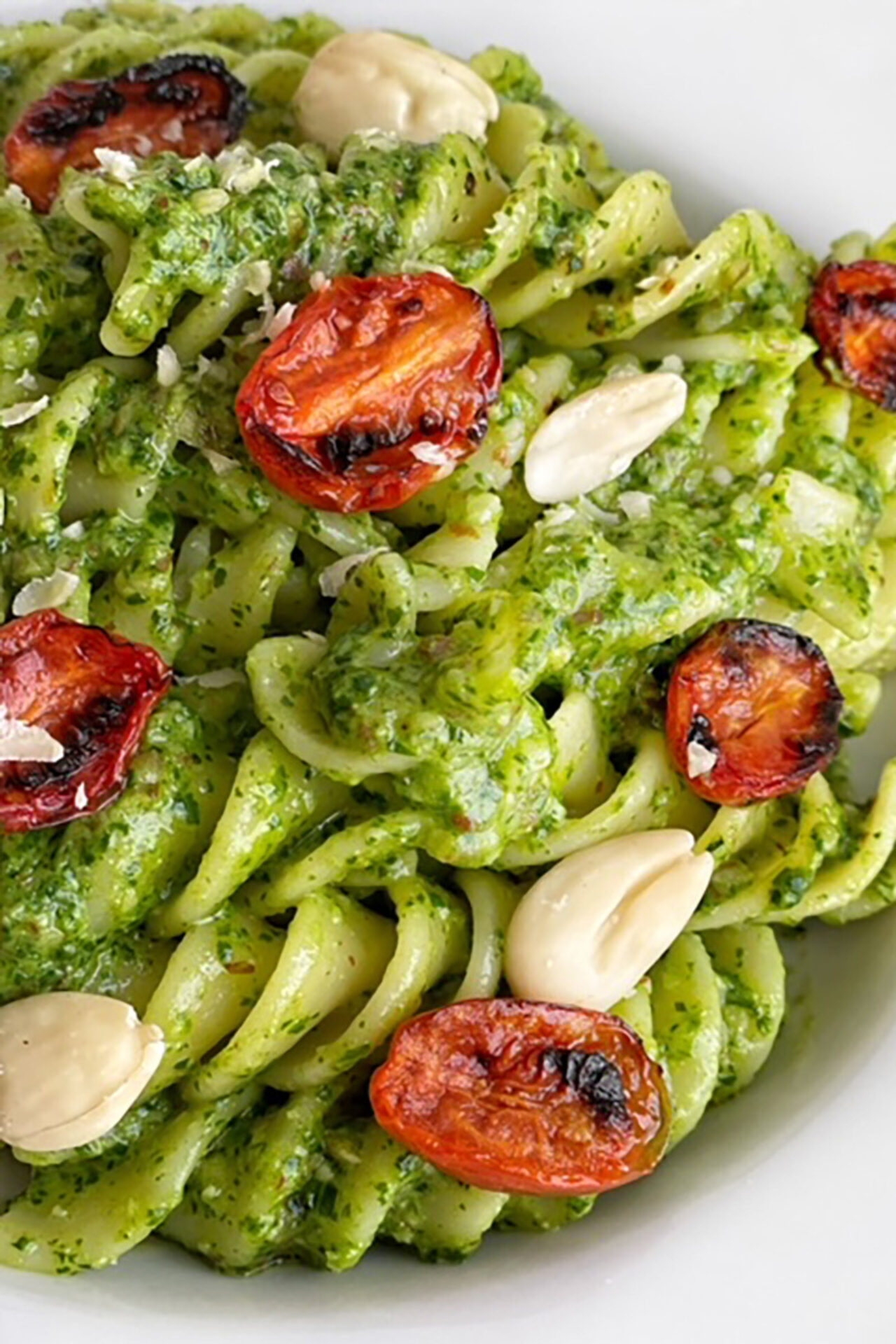 Fusillone al pesto di rucola, pomodorini confit e mandorle