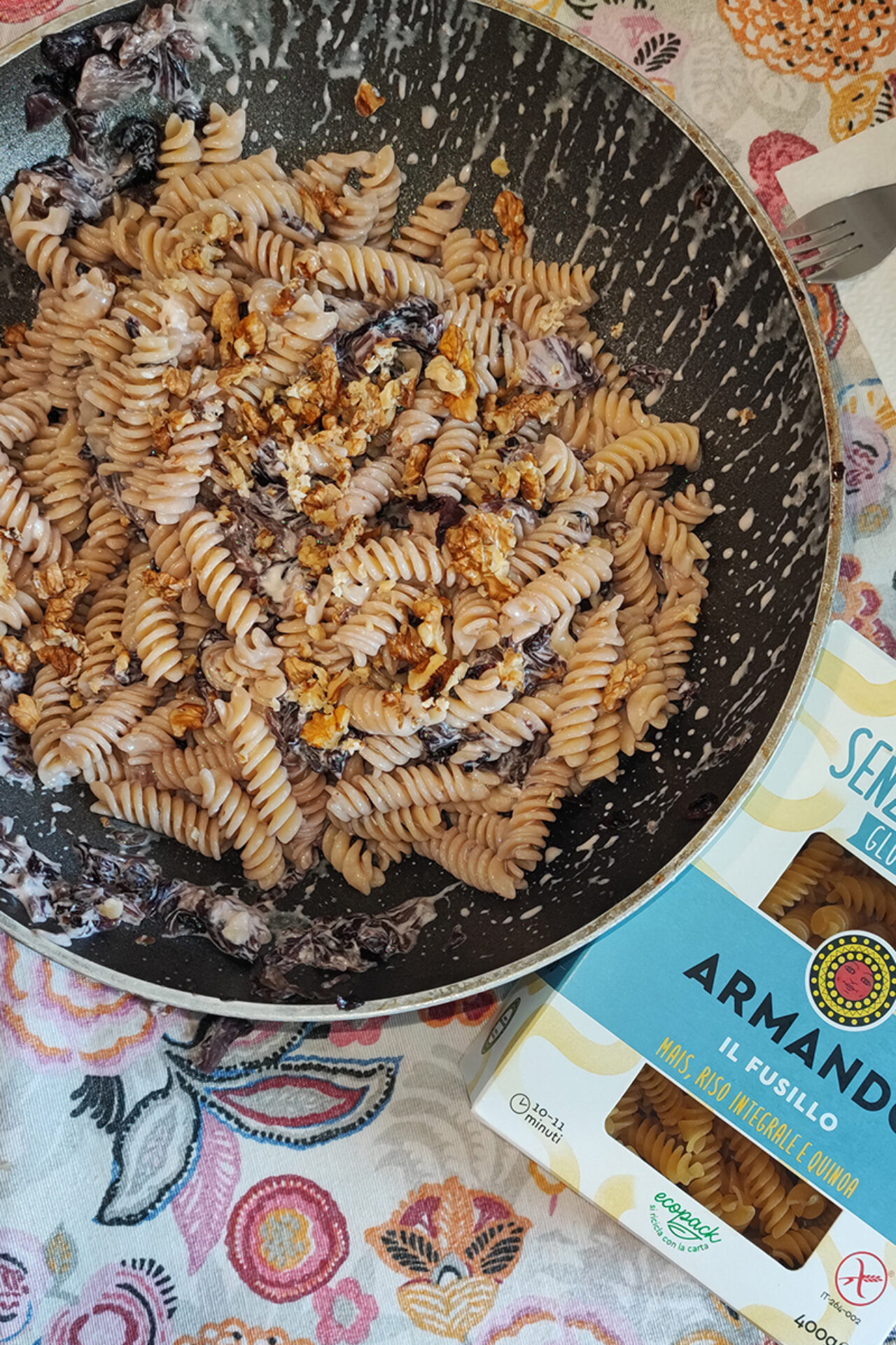 Fusilli senza glutine con radicchio, stracchino e noci