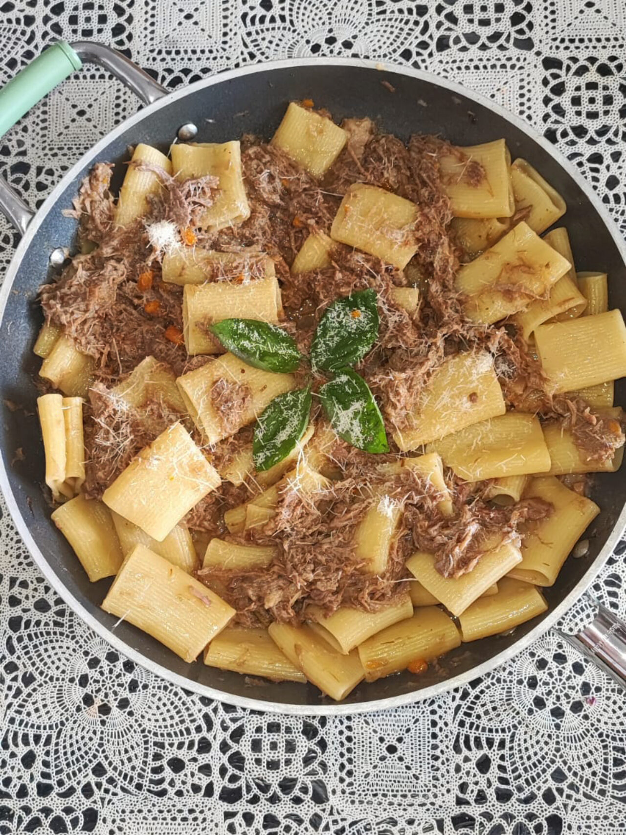 Pasta alla Genovese con cipolle rosse