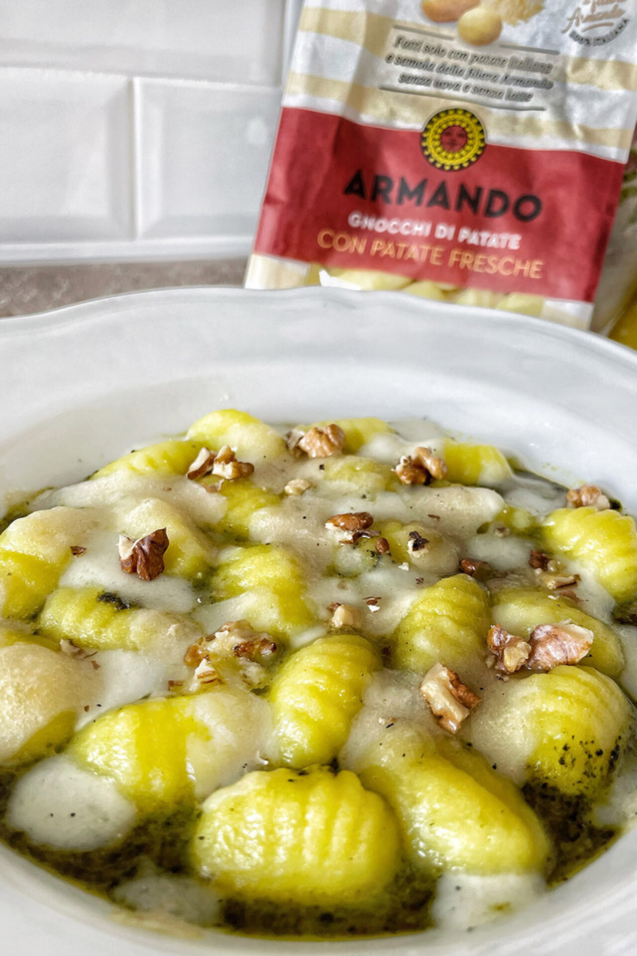 Gnocchi di patate su crema di cavolo nero con asiago fuso e granella di noci