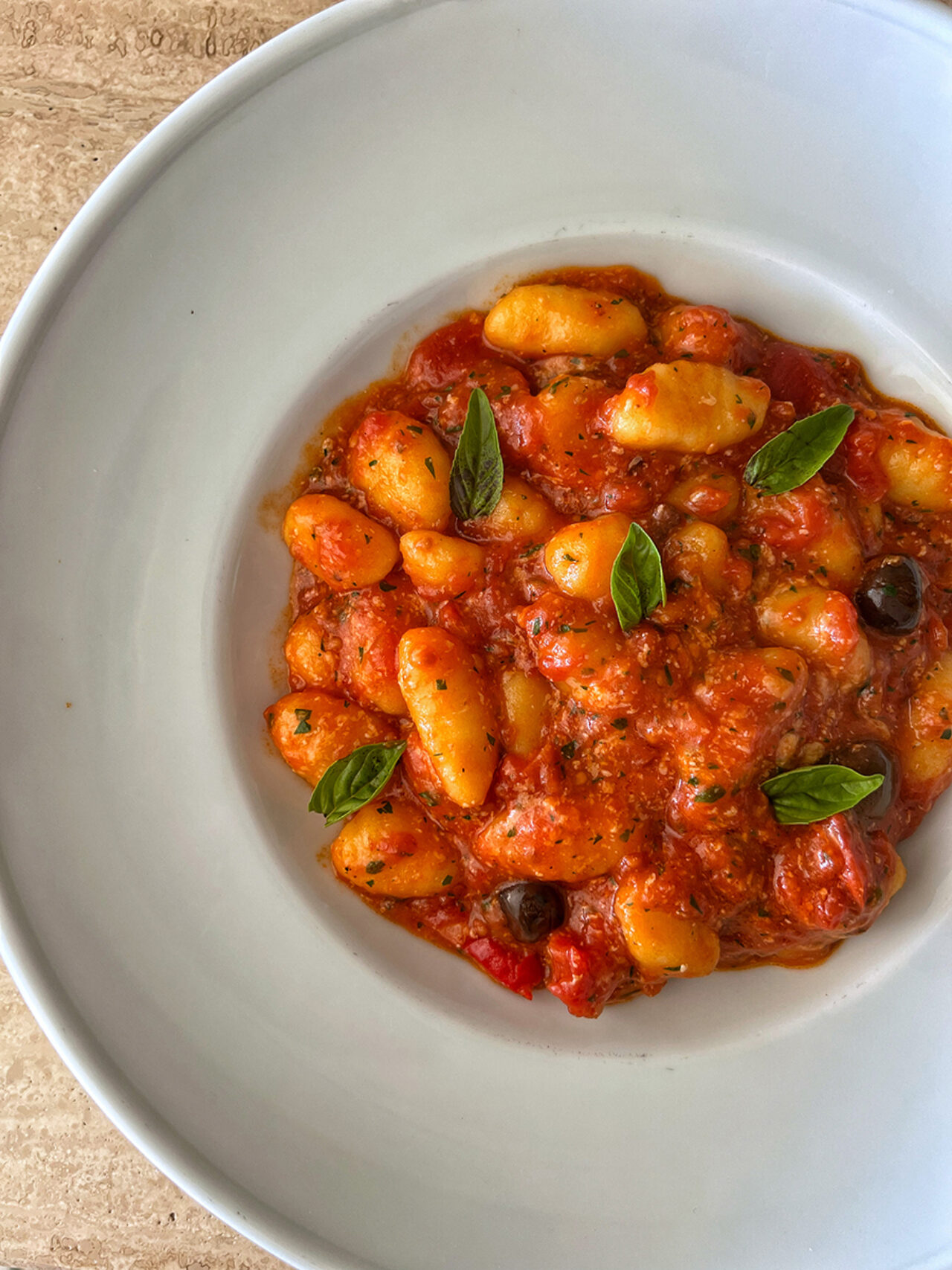 Gnocchi gluten free con pomodorini datterino, olive taggiasche e provola