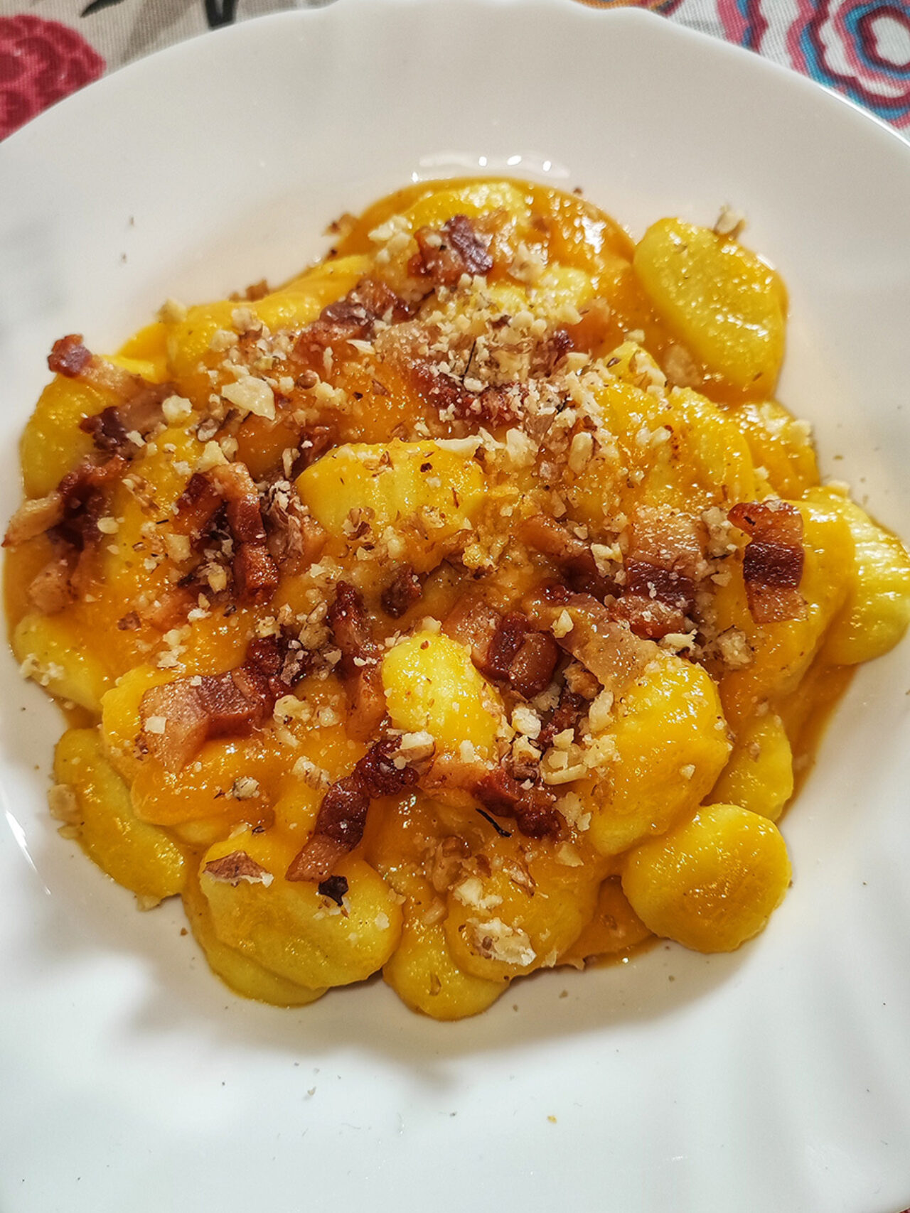 Gnocchi di patate con crema di zucca, guanciale e granella di noci