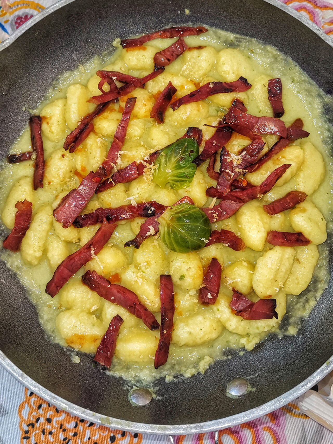 Gnocchi di patate al profumo di limone con crema di cavoletti di Bruxelles, speck e peperoncino