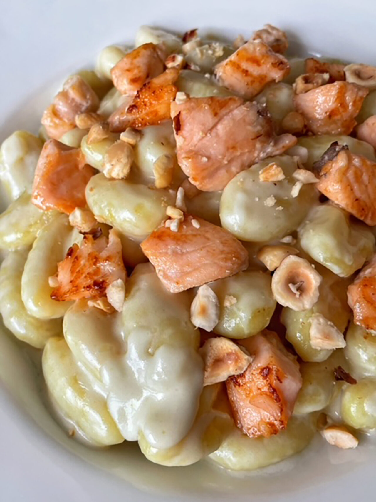 Gnocchi di patate con salmone, stracchino e nocciole tostate