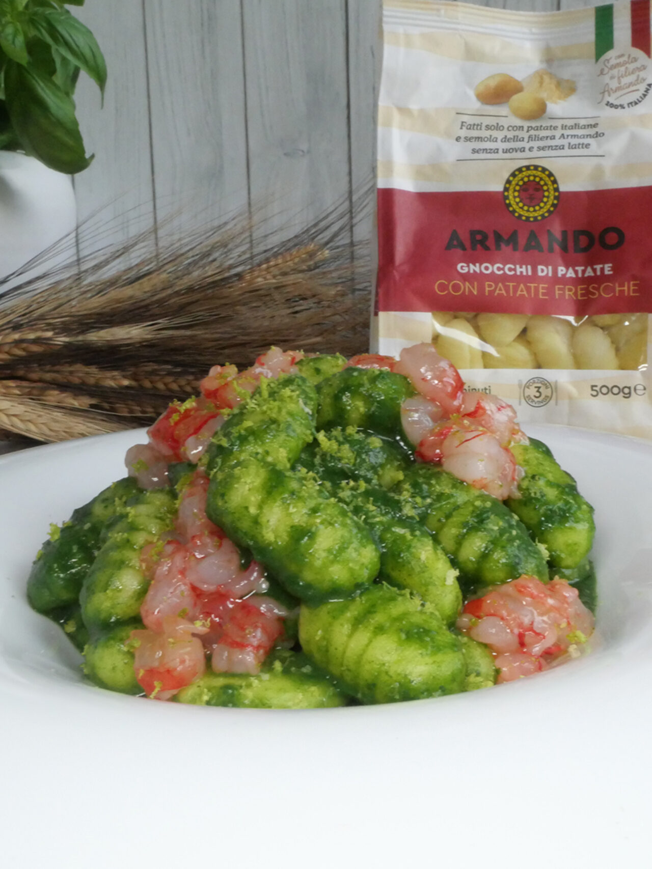 Gnocchi con crema di cicoria, gamberi e lime