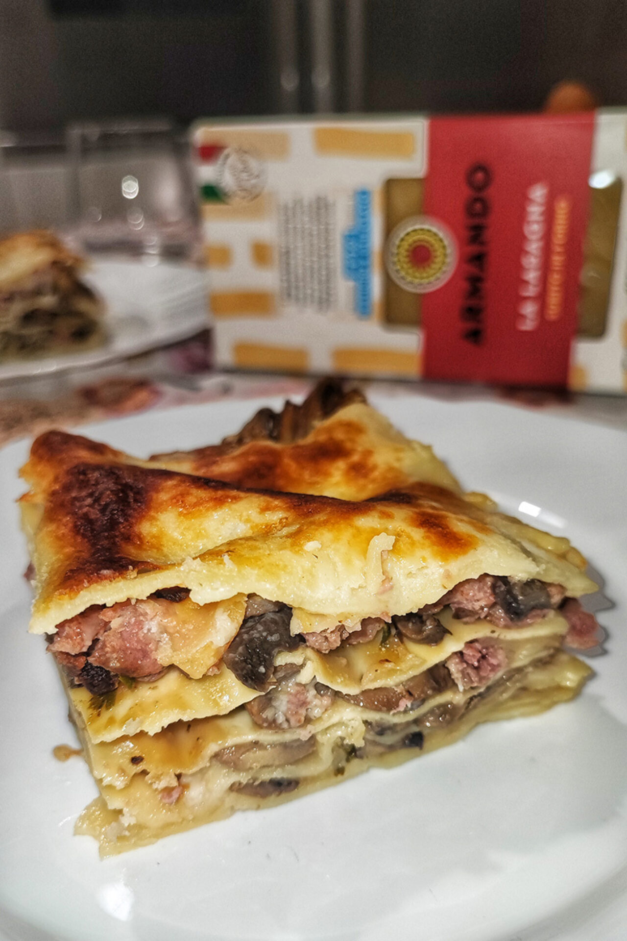 Lasagna funghi e luganega