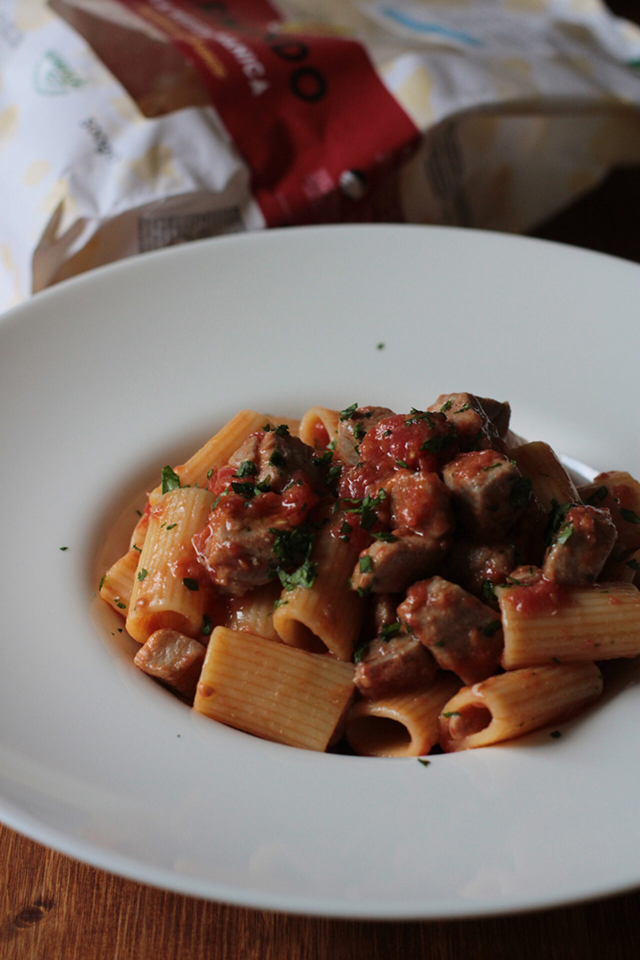 Mezze maniche con pomodoro e tonno