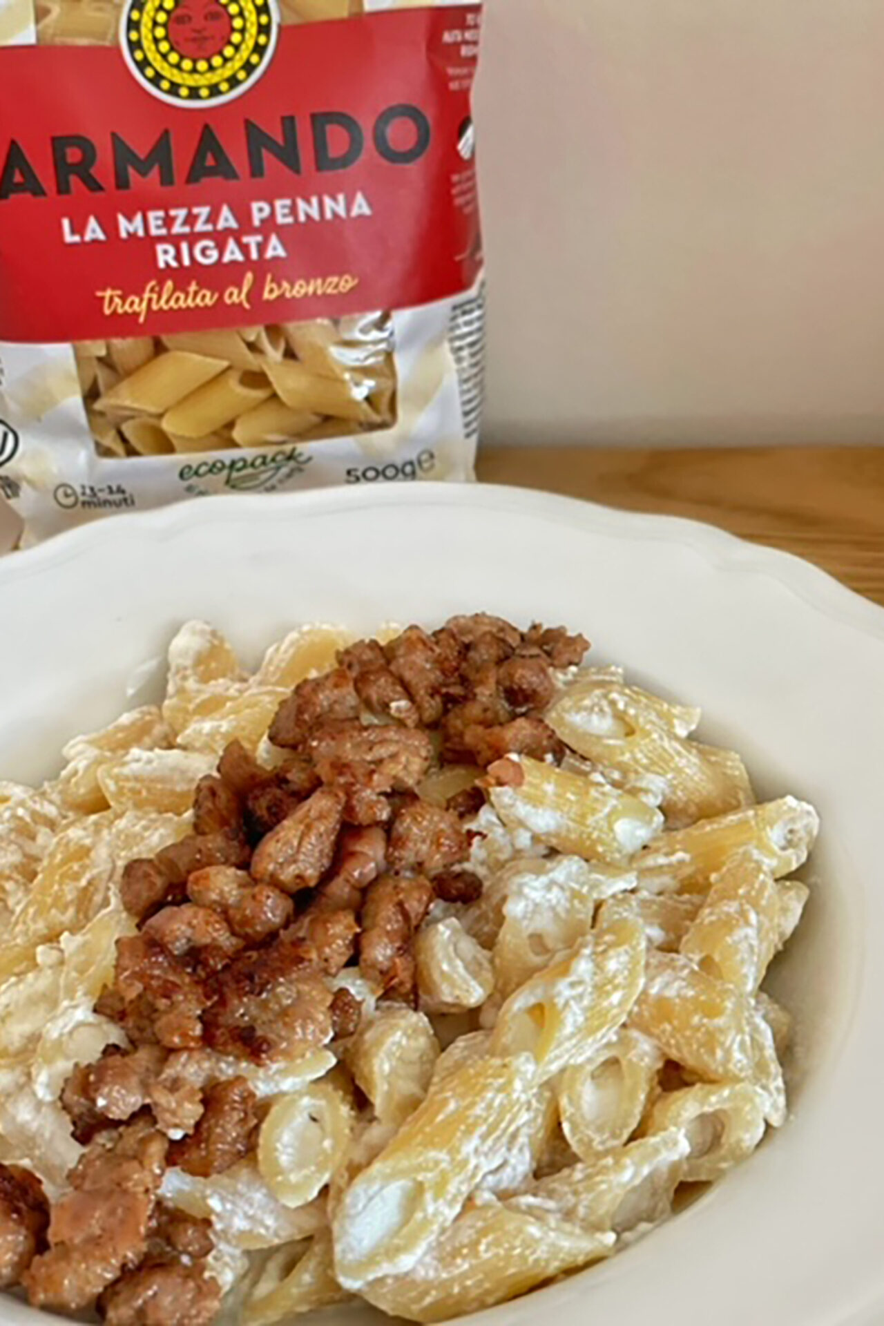 Mezze penne con ricotta e salsiccia croccante