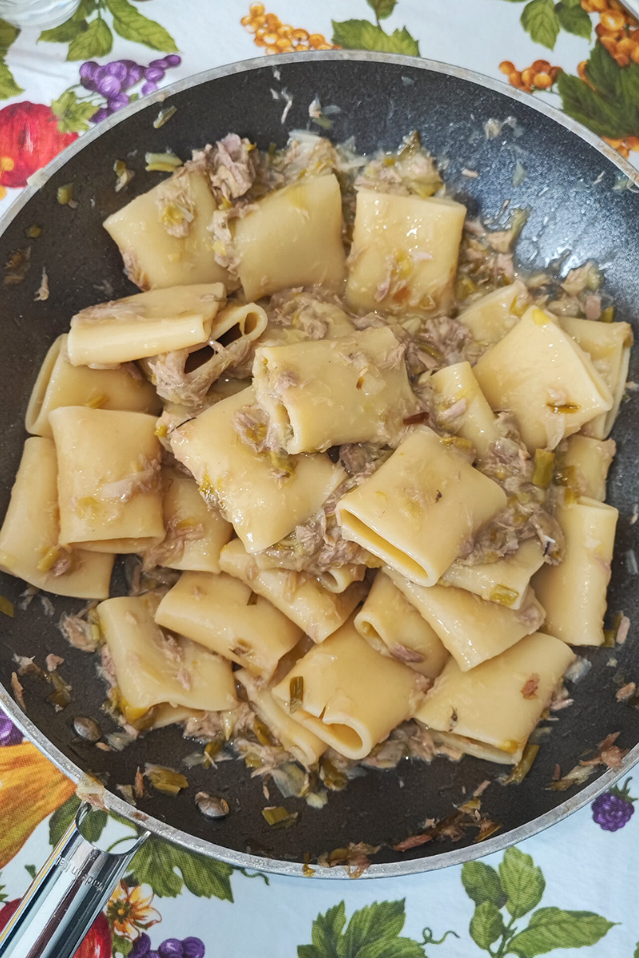 Paccheri con cipolla e tonno